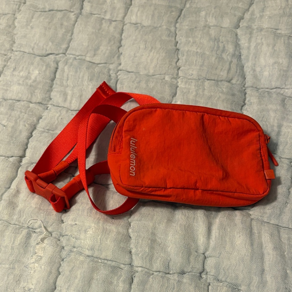 Lululemon Everywhere belt bag mini